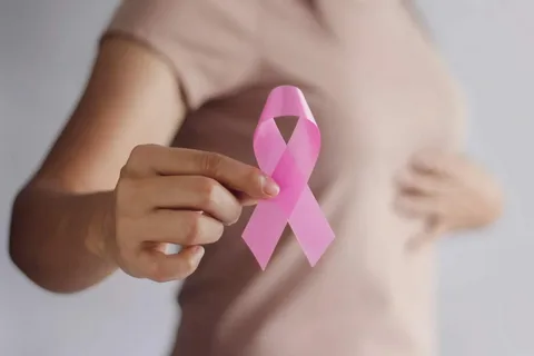 Are Hair Dyes and Straighteners Linked to a Higher Risk of Breast Cancer? 3 Are Hair Dyes and Straighteners Linked to a Higher Risk of Breast Cancer